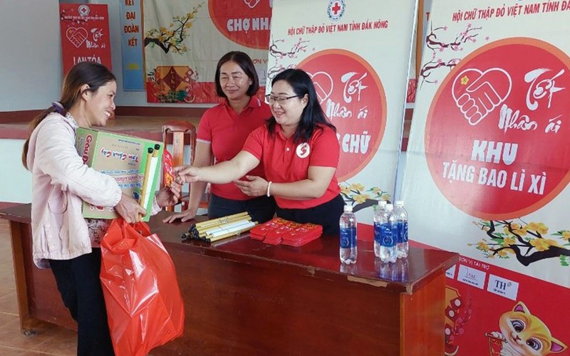 Hội Chữ thập đỏ tỉnh Ðắk Nông phối hợp các nhà tài trợ tổ chức Chợ Nhân đạo hỗ trợ các hộ gia đình có hoàn cảnh khó khăn tại xã Ðắk Som, huyện Ðắk Glong nhân dịp Xuân Quý Mão 2023. (Ảnh MINH NHÂN) 