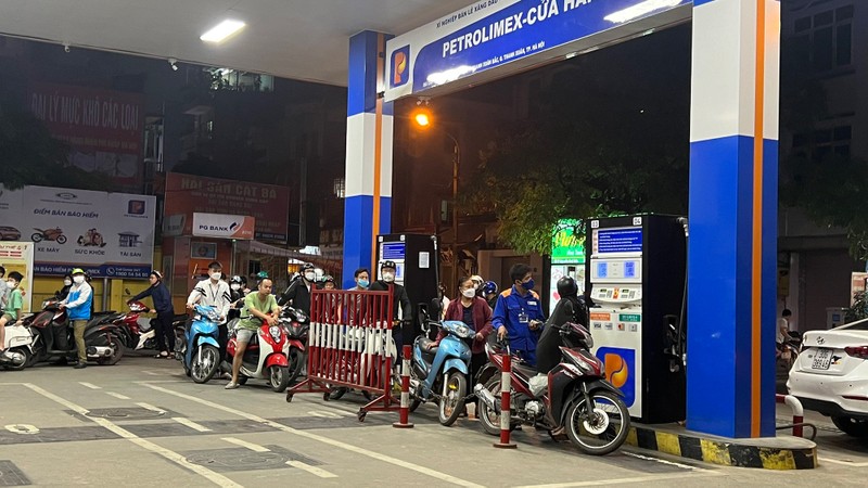 Người dân mua hàng tại cửa hàng xăng dầu quận Thanh Xuân (Hà Nội), thuộc Tập đoàn Petrolimex. 