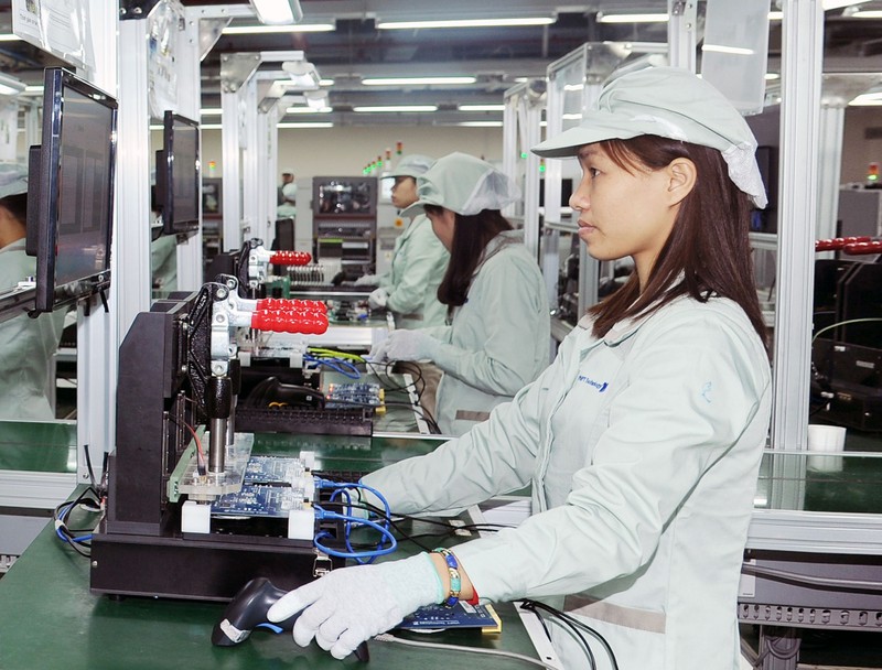 Sản xuất bảng mạch tại Công ty cổ phần Công nghệ công nghiệp Bưu chính viễn thông Việt Nam (Khu công nghệ cao Hòa Lạc). (Ảnh An Khánh) 