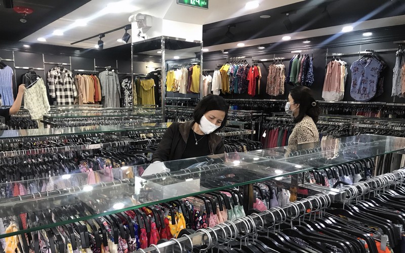 Khách hàng chọn mua sản phẩm may mặc tại cửa hàng thời trang M2 (quận Ðống Ða, Hà Nội). 
