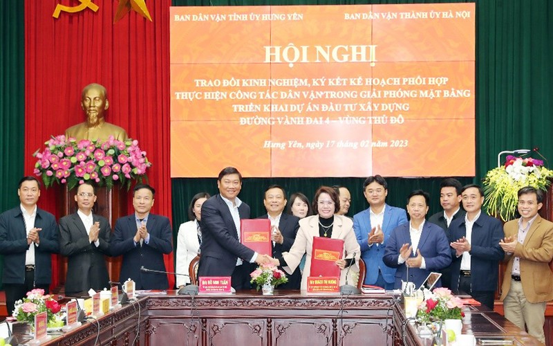 Ban Dân vận Tỉnh ủy Hưng Yên và Ban Dân vận Thành ủy Hà Nội phối hợp công tác dân vận trong giải phóng mặt bằng đường Vành đai 4-Vùng Thủ đô. (Ảnh XUÂN ANH) 