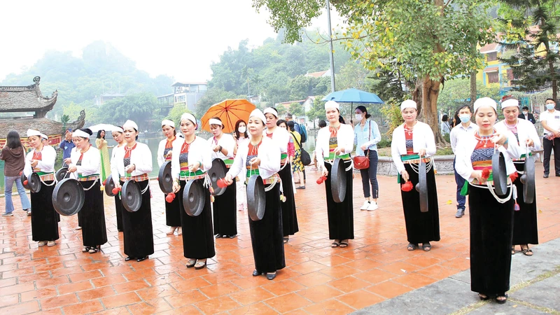 Ðồng bào dân tộc Mường (huyện Quốc Oai) trình diễn đánh chiêng trong ngày hội. 