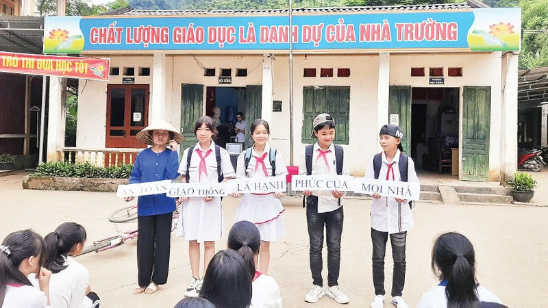 Học sinh Trường phổ thông dân tộc bán trú THCS Nghiên Loan, huyện Pác Nặm (Bắc Kạn) trình diễn tiểu phẩm về an toàn giao thông. 