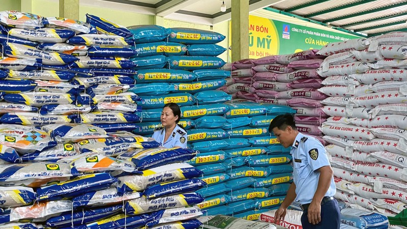 Ðội Quản lý thị trường số 3 tỉnh Gia Lai kiểm tra cơ sở kinh doanh phân bón thuốc bảo vệ thực vật tại xã Ia Dơk, huyện Ðức Cơ. (Ảnh THU HIỀN) 