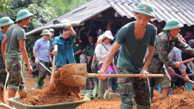 Bộ đội Trung đoàn 174, Sư đoàn 316 (Quân khu 2), giúp nhân dân xã Hồ Bốn (huyện Mù Cang Chải, tỉnh Yên Bái) khắc phục hậu quả mưa lũ, sớm ổn định cuộc sống. 