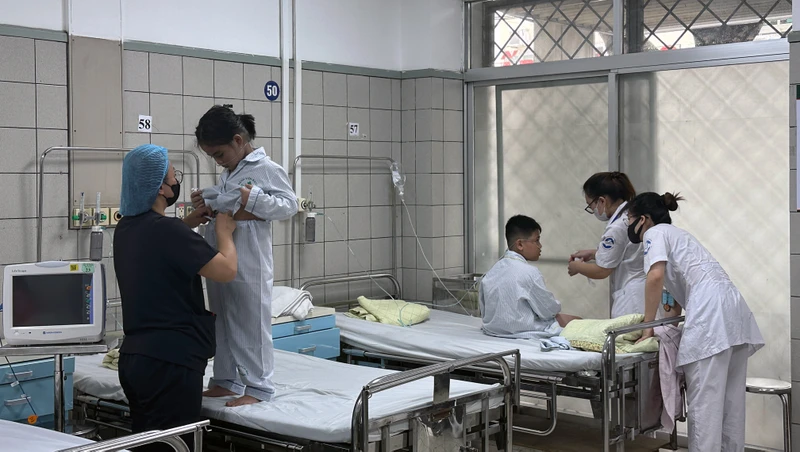 Nhân viên y tế Bệnh viện Bạch Mai chăm sóc, điều trị cho các cháu bé là nạn nhân vụ cháy chung cư mini ở Khương Hạ, quận Thanh Xuân, Hà Nội. 