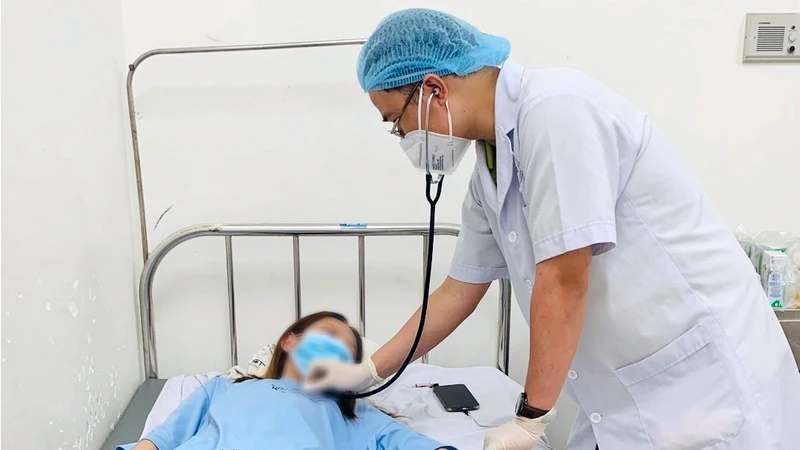 Bệnh nhân đậu mùa khỉ ở Bình Dương được điều trị tại Trung tâm Y tế thành phố Tân Uyên. (Ảnh HUYỀN TRANG)
