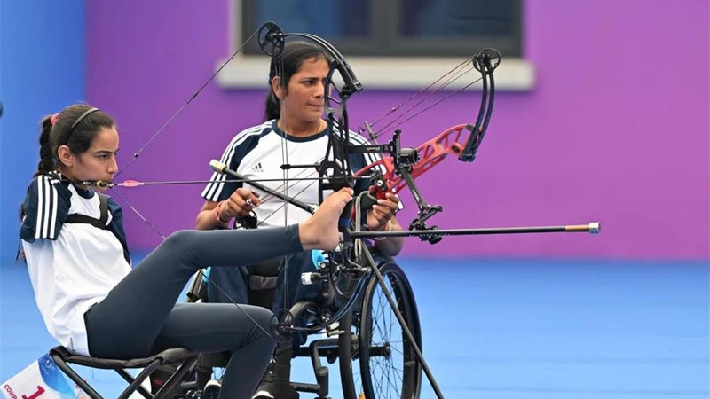 Sheetal Devi của Ấn Độ (16 tuổi) là nữ VĐV không tay đầu tiên đoạt HCB bắn cung tại Asian Para Games 4. 