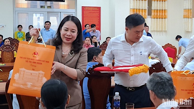 Phó Chủ tịch nước Võ Thị Ánh Xuân tặng quà cho các hộ gia đình chính sách huyện Ngọc Hiển (tỉnh Cà Mau) vào chiều 27/5.