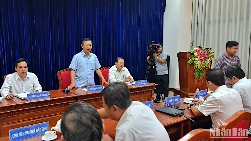 Trưởng Ban Tuyên giáo Tỉnh ủy Cà Mau (đứng) cung cấp thông tin về sự vào cuộc quyết liệt của lãnh đạo tỉnh về vụ clip ghi âm liên quan đến cán bộ huyện Phú Tân