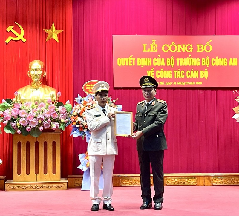 Thượng tướng Trần Quốc Tỏ trao Quyết định bổ nhiệm Giám đốc công an tỉnh Yên Bái đối với Đại tá Lê Việt Thắng.