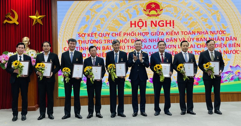 Trao Kỷ niệm chương cho các đồng chí có thành tích đóng góp cho sự nghiệp kiểm toán nhà nước.
