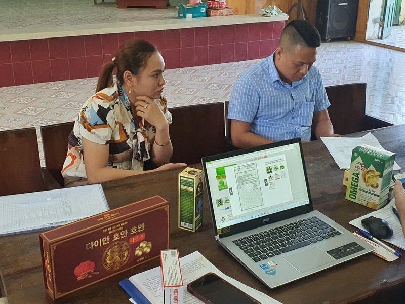 Hai đối tượng người tỉnh Hải Dương bán thực phẩm chức năng không có giấy chứng nhận đăng ký kinh doanh. (Ảnh Đội quản lý thị trường số 5 cung cấp).