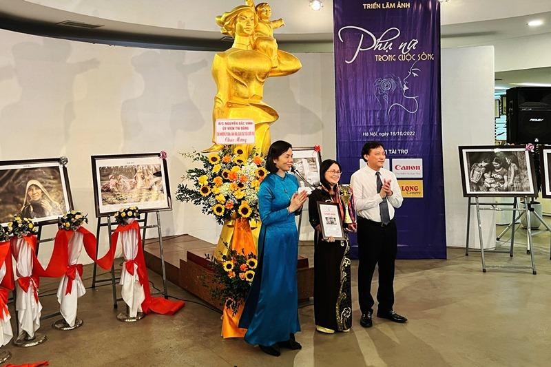 Tác giả Võ Thị Kim Cương (đứng giữa) nhận Huy chương Vàng của cuộc thi.
