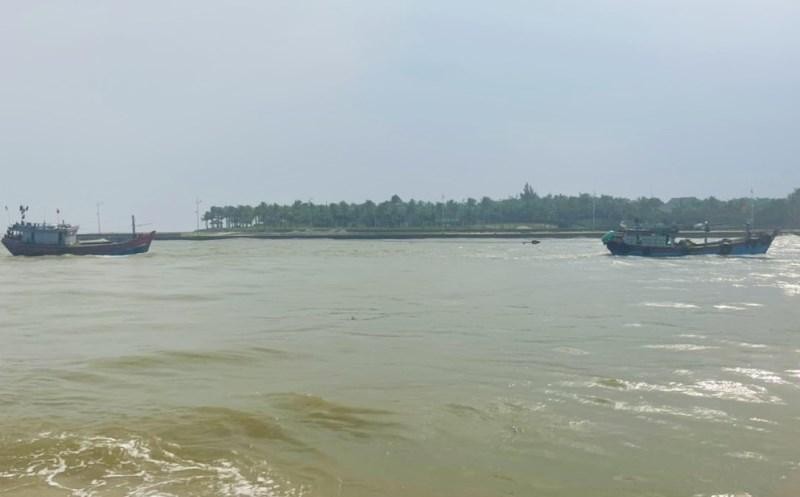 Tàu cá bị hỏng máy được tàu cá của anh Đào Xuân Dũng ở xã Bảo Ninh kéo vào nơi neo đậu an toàn. 