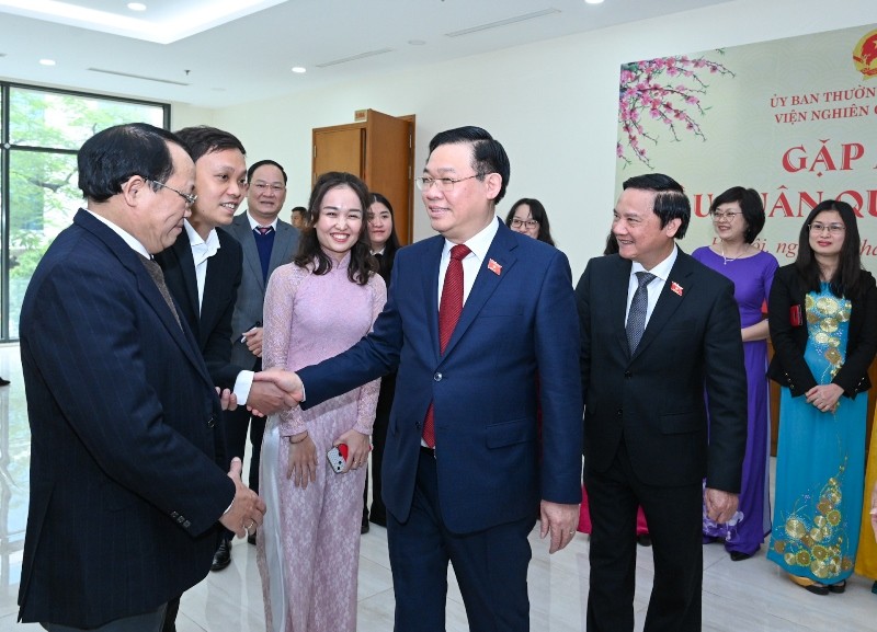 Chủ tịch Quốc hội Vương Đình Huệ với cán bộ Viện Nghiên cứu lập pháp.
