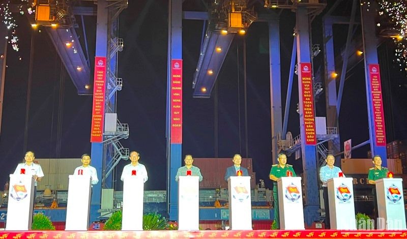Thủ tướng Phạm Minh Chính và các đại biểu nhấn nút phát lệnh làm hàng đầu năm tại cảng Tân Cảng - Cát Lái .