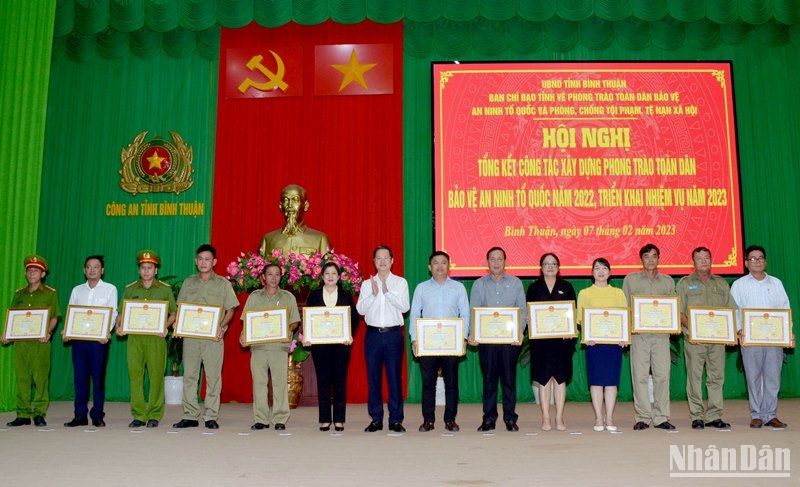Các tập thể và cá nhân được Chủ tịch Ủy ban nhân dân tỉnh Bình Thuận tặng Bằng khen vì đã có thành tích xuất sắc trong phong trào Toàn dân bảo vệ an ninh Tổ quốc năm 2022.