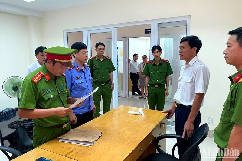 Các cơ quan chức năng huyện Hàm Thuận Nam thi hành Lệnh bắt bị can Phạm Phú Tưởng (áo trắng bên phải).