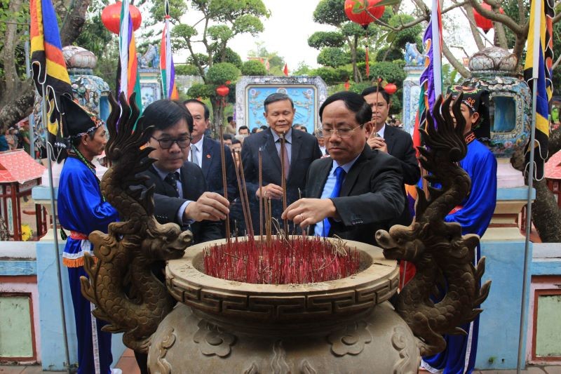 Các đại biểu dâng hương tại tại Chùa Bà, thôn An Hòa, xã Phước Quang, huyện Tuy Phước, tỉnh Bình Định.