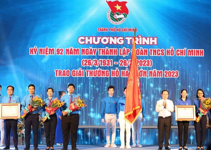 Đại diện lãnh đạo Thành ủy Thành phố Hồ Chí Minh trao phần thưởng cao quý cho Ban Thường vụ Thành đoàn vì đã có thành tích xuất sắc trong công tác phòng, chống dịch Covid-19.