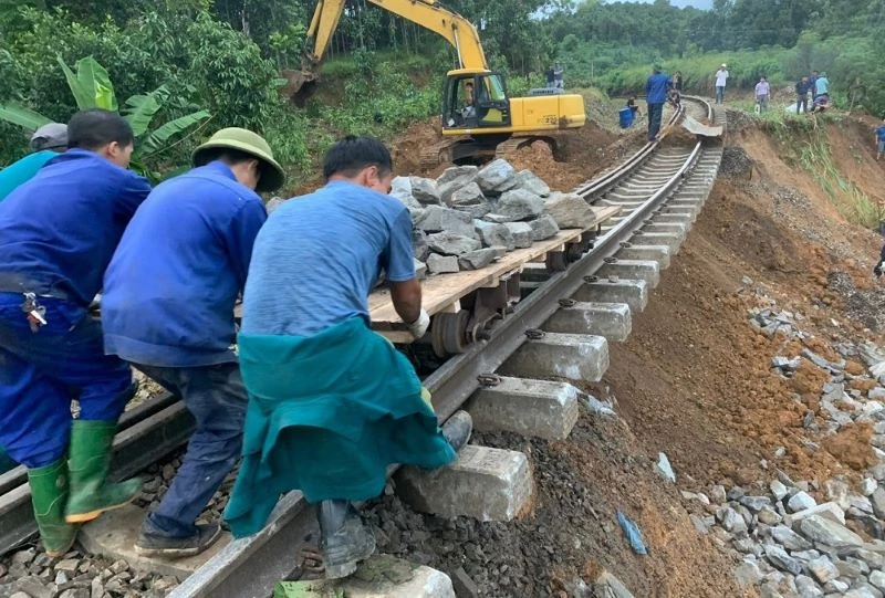 Công nhân Công ty cổ phần Đường sắt Yên Lào khắc phục lún sụt để thông tàu.