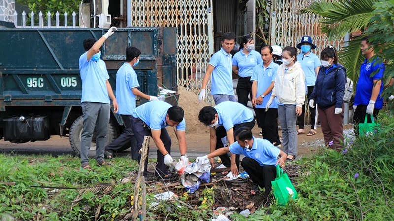Lực lượng đoàn viên, thanh niên ra quân thu gom rác thải nhựa tại thị xã Long Mỹ, tỉnh Hậu Giang.