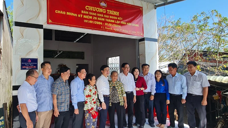 Bàn giao nhà Đại đoàn kết cho bà Lê Thị Phấn, khu vực 3 phường 4, thành phố Vị Thanh.