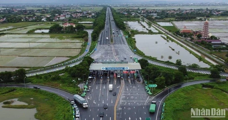 Thu phí không dừng tại Trạm thu phí Cao Bồ trên Cao tốc Cầu Giẽ-Ninh Bình. (Ảnh: MINH TRANG)