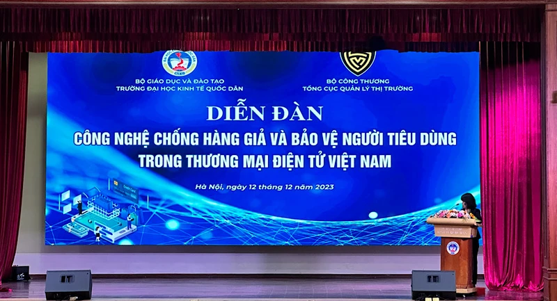 Đại biểu trình bày tham luận tại Diễn đàn công nghệ chống hàng giả và bảo vệ người tiêu dùng trong thương mại điện tử.