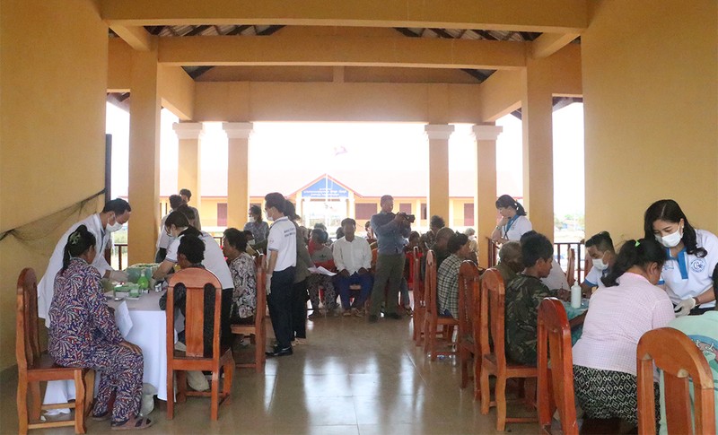 Hoạt động khám bệnh, phát thuốc và tặng quà tại huyện Baribour được thực hiện vào thời điểm nhân dân Campuchia chuẩn bị đón Tết Chol Chhnam Thmay.