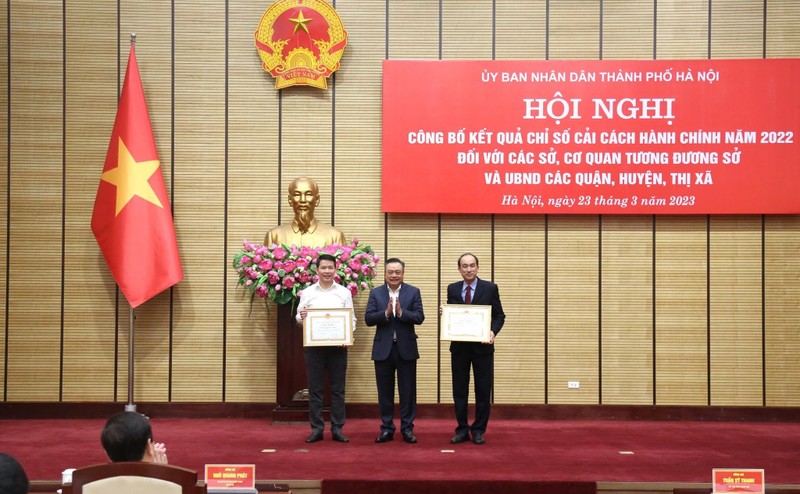 Chủ tịch Ủy ban nhân dân thành phố Hà Nội Trần Sỹ Thanh tặng Bằng khen hai đơn vị dẫn đầu chỉ số cải cách hành chính của thành phố.