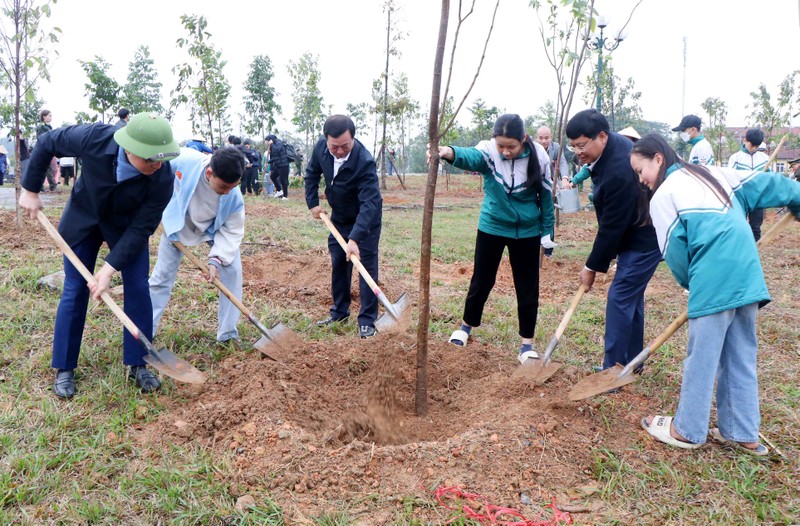 Lãnh đạo tỉnh Phú Thọ và nhân dân tham gia Tết trồng cây tại Khu Di tích lịch sử Đền Hùng.