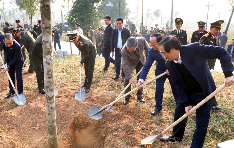 Bộ trưởng Công an Tô Lâm và lãnh đạo tỉnh Phú Thọ trồng cây trong khuôn viên trụ sở Công an thành phố Việt Trì.