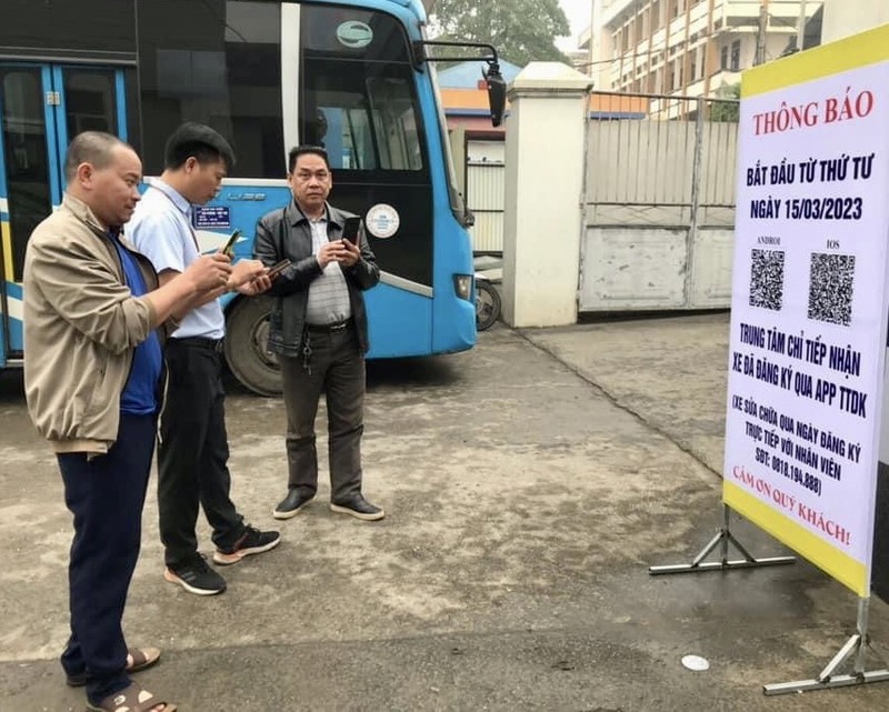 Người dân đăng ký đăng kiểm online tại trung tâm đăng kiểm xe cơ giới tại tỉnh Phú Thọ. (Ảnh: CTV)