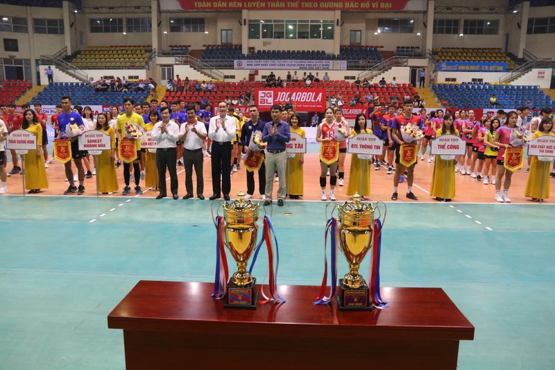 Ban Tổ chức tặng hoa cho các đội bóng tham dự giải.