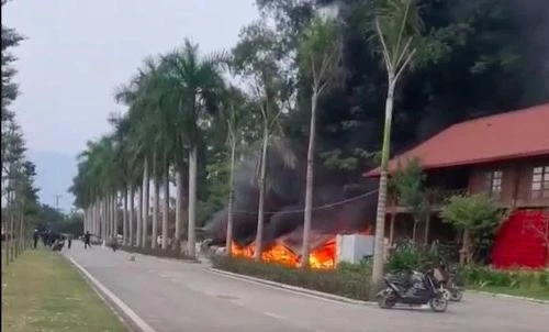 Hiện trường vụ cháy liên hoàn 7 xe điện tại Khu du lịch nghỉ dưỡng sinh thái Vườn Vua.