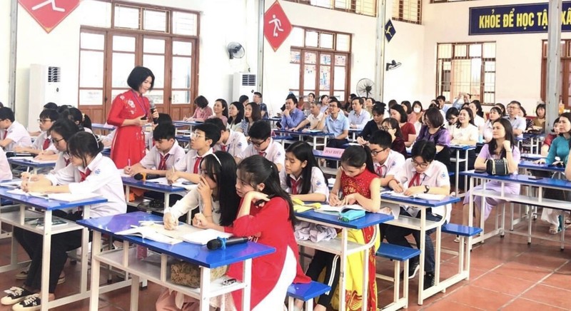 Giờ học áp dụng công nghệ thông tin vào học tiếng Anh ở trường trung học phổ thông Tân Bình, thành phố Hải Dương.