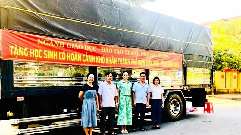 Đồ dùng học tập và quần áo ấm của ngành giáo dục thành phố Hải Dương tặng học sinh 5 xã ở thành phố Điện Biên Phủ.