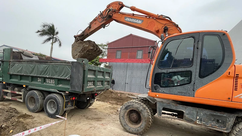 Thi công xây dựng đường gom quốc lộ 5A thuộc địa bàn huyện Bình Giang, tỉnh Hải Dương. (Ảnh minh họa)