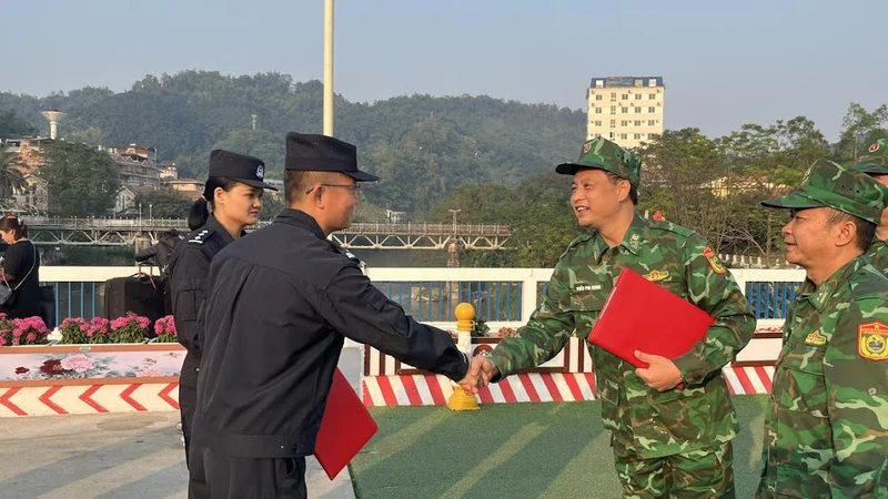 Chỉ huy trưởng của 2 bên ký kết biên bản kết thúc đợt tuần tra.