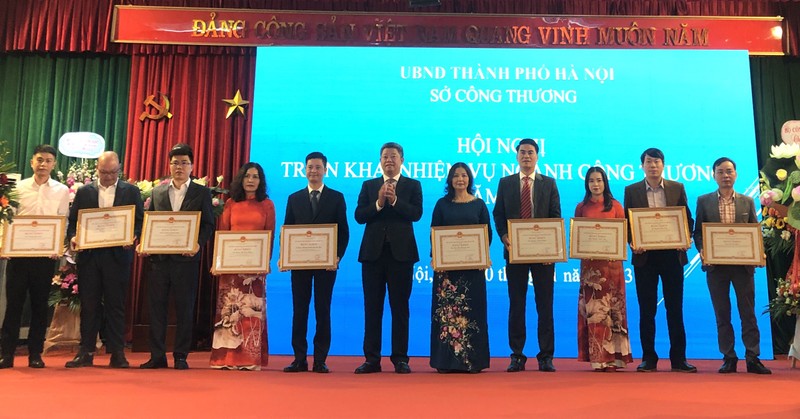 Lãnh đạo thành phố Hà Nội trao Bằng khen cho các tập thể, cá nhân của Sở Công thương Hà Nội có thành tích xuất sắc trong năm 2022.
