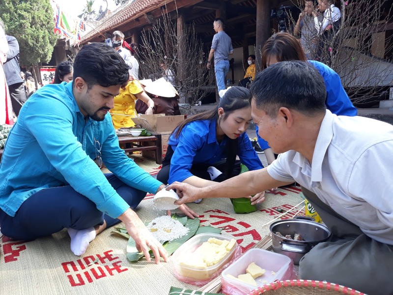 Khách quốc tế trải nghiệm Tết Việt Nam tại làng cổ Đường Lâm