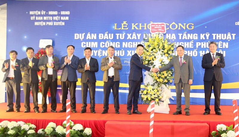 Lãnh đạo thành phố Hà Nội tặng hoa chúc mừng huyện Phú Xuyên khởi công dự án.