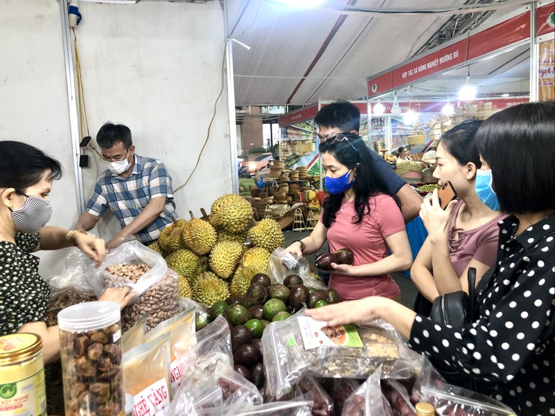 Người tiêu dùng tham quan, mua sắm tại Tuần hàng Việt.