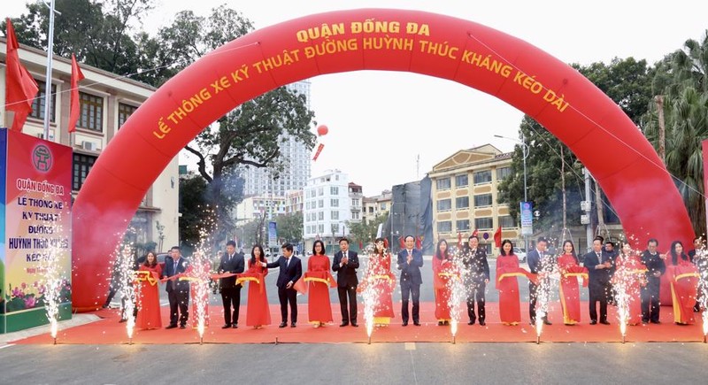 Lãnh đạo thành phố Hà Nội cắt băng chính thức thông xe đường Huỳnh Thúc Kháng kéo dài.