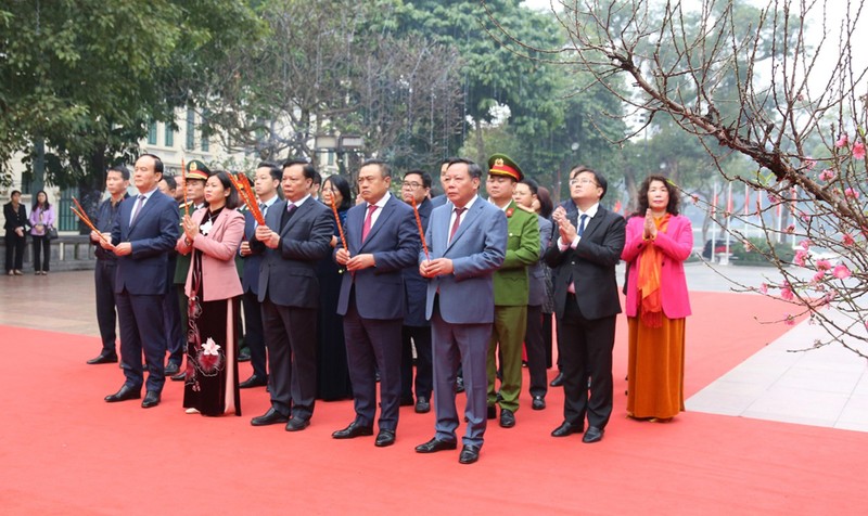 Đoàn đại biểu thành phố Hà Nội dâng hương trước tượng đài vua Lý Thái Tổ nhân dịp đón Xuân Quý Mão 2023.