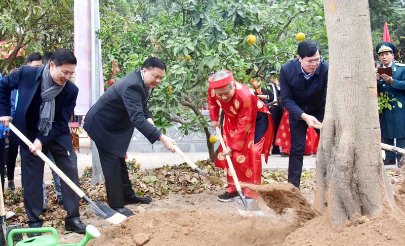 Bí thư Thành ủy Hà Nội Đinh Tiến Dũng và các đại biểu tham gia trồng cây tại phường Định Công.
