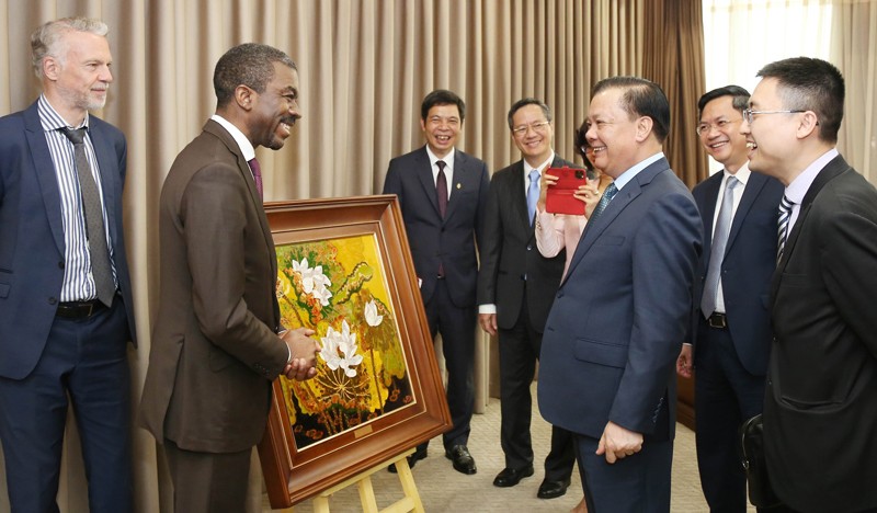Bí thư Thành ủy Hà Nội trao đổi với Giám đốc Trung tâm Di sản thế giới Lazarre Eloundou.