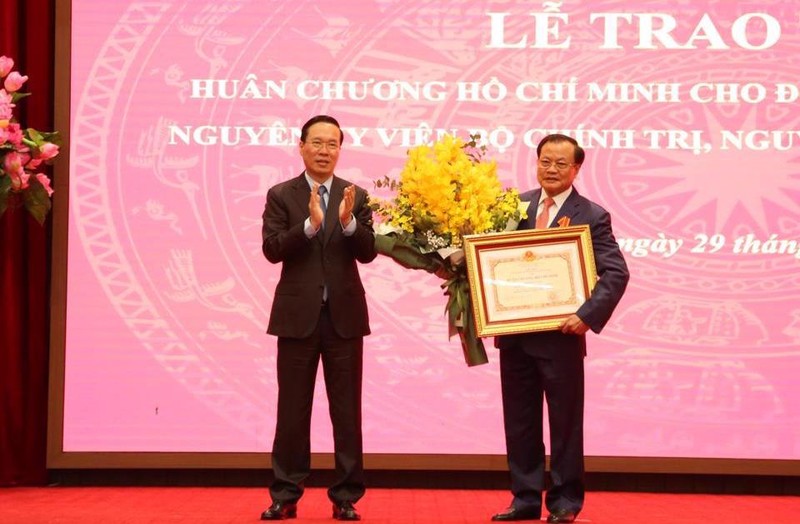 Chủ tịch nước Võ Văn Thưởng trao Huân chương Hồ Chí Minh tặng đồng chí Phạm Quang Nghị. 
